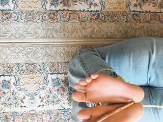 پاهای دختره را بسته و فلک میکنه ، بعد از کون سکس میکنن با مکالمه زیاد