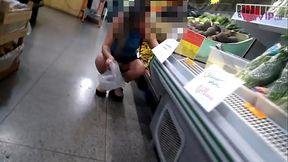 Marido da Cristina Almeida gravando ela em seu primeiro v&iacute_deo de exibicionismo no mercadinho do bairro