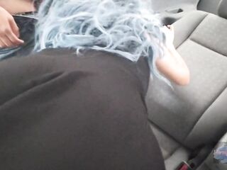 Llevo a mi amiga al cine y termina follada en el carro