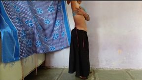 Chudak step sister opened a black saree and pressed her big boobs in the bra and was yearning for sex, today the step sister wil