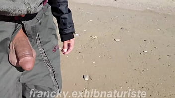 Hors saison, en balade sur la plage, j'_exhib ma bite et me branle,