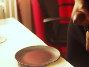 Etudiant se vide les couilles et te sert une assiette pleine de sperme à lécher