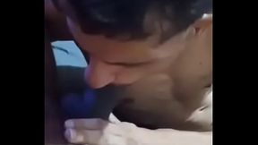 A piroca do neg&atilde_o era t&atilde_o grossa que quase n&atilde_o cabia na minha boca