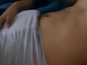 Muestro mi pene erecto dentro del boxer