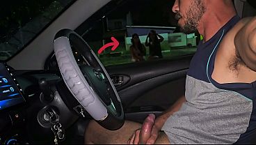 Informa&ccedil_&atilde_o na rua para duas gostosas que estava no ponto de &ocirc_nibus!