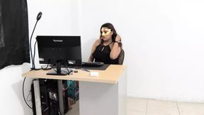 STUDENT MASTURBATES WHILE STUDYING COMPUTER SCIENCE ON THE COMPUTER