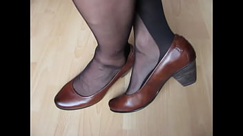 bicolored pantyhose and brown leather pumps, shoeplay by Isabelle-Sandrine