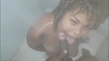 Foi curtir a balada com as amigas e chegou cheia de tesão tomamos banho juntos e comi o cu da putinha e gozei na buceta