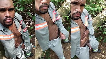Batendo uma no mato com uniforme da firma