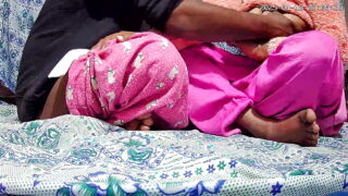 Gostosa bissexual tem a bunda arrombada com força