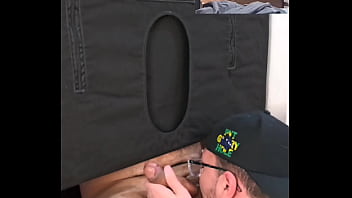 Hetero casado gostoso uncut gozou muito com o meu dedo enfiado nele!!!