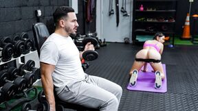 Personal trainer motivates client with her juicy twat