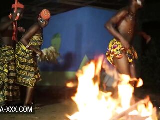Amateur black gals share a large schlong