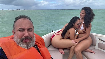 Fodendo duas rabudas gostosas na lancha no meio do mar de Maragogi