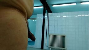 Caminando desnudo en el vestuario
