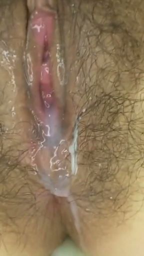Asiatin schoen behaart wird mit Vibrator verwoehnt   Clip 2