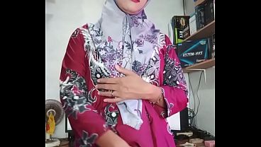 Sexy Hijab Shemale Mitha Zhe Masturbates Cock