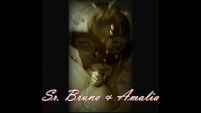 Amalia mamando verga con mascara de cuero