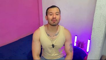 Conductor musculoso y joven twink se maman sus vergas dotadas en el auto y se llenan de leche! Relato sexual