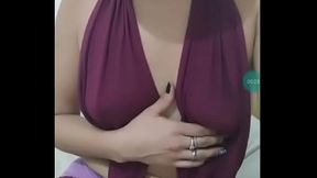 Novinha mostrando os peitinhos na live