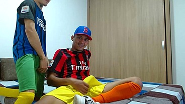 ENCONTRÉ AL HETEROSEXUAL FUTBOLISTA VIENDO PORNO Y TEMRINÓ FOLLANDOME