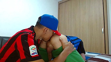 ENCONTRÉ AL HETEROSEXUAL FUTBOLISTA VIENDO PORNO Y TEMRINÓ FOLLANDOME