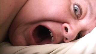 Uma MILF madura e gordinha com peitões tem a bunda arrombada pelo irmão.