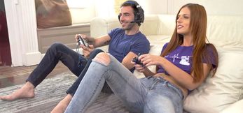 Gamer couple has sex during the game