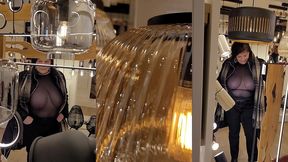 hier, je suis partie faire les magasins avec une blouse transparente, ca vous...