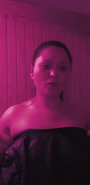 Cariño hoy estoy muy caliente quieres ver cómo me tocó lo senos y los fritos y agito para ti me excita saber cómo te corres mientras me vez  dónde te gustaría correrte en mi boca o senos 😈🍆
