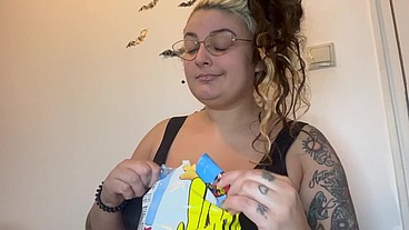 CURVY TATTOOED GIRL EATS AND IGNORES YOU FETISH
