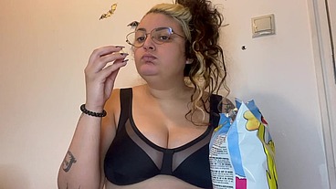 CURVY TATTOOED GIRL EATS AND IGNORES YOU FETISH