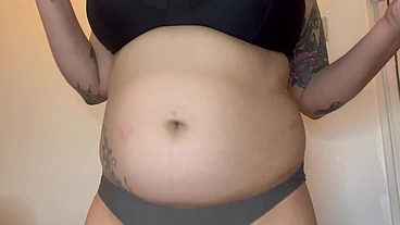 CURVY TATTOOED GIRL EATS AND IGNORES YOU FETISH