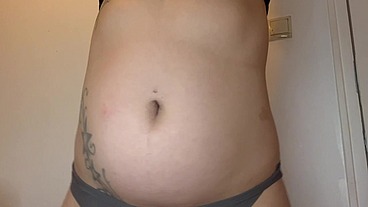 CURVY TATTOOED GIRL EATS AND IGNORES YOU FETISH