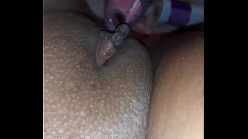 Morena cavala estava com tanto tes&atilde_o que usou tudo que tinha para se masturbar.