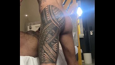 Tatuado leitador com piercing me fudeu