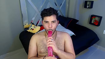 Oso se mete dildo gigante