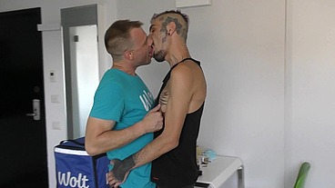 A horny Walt messenger arrives at the delivery sees a big cock and stays