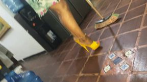 Balbina itchy feet fantasy on yellow heels