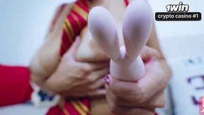 Uma estudante de Hogwarts em cosplay recebe um grande brinquedo quente numa cena de pornografia XXX.