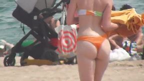 Short-haired MILF shows us her nice ass cheeks!