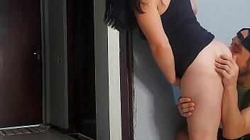 Sexo arriscado com melhor amigo do meu marido