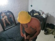 Entro al cuarto de mi hermano y me encuentro su dildo