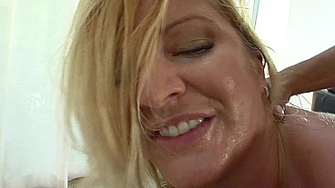 Robbye Bentley loves to get Tit Fucked