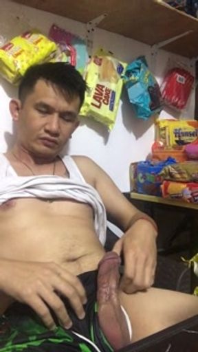 Dahil walang nagbabantay sa tindahan nila, pinalayas ako ng wala sa oras, halos bago pa niya ako makita