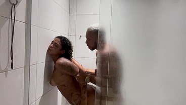 Casal apaixonado faz sexo no chuveiro