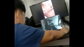 Tinira ng patalikod habang nanunuod ng alam mo na.