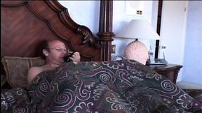 Mature mommy's asshole closeup and good handsjob