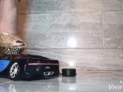 Calpesto un modellino "Bugatti" pagato dal mio schiavo