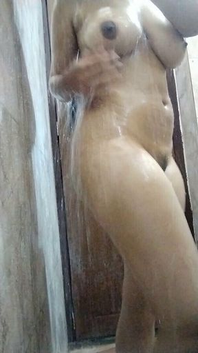 Hot Bhabhi Enjoying Bath